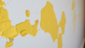 Vägg med tydliga nikotinskador i ett dödsbo som visar gula missfärgningar